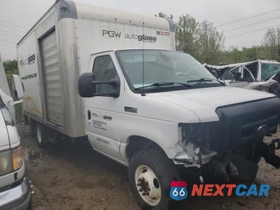 Czwarte zdjęcie samochodu z boku: 2021 FORD ECONOLINE E350 SUPER DUTY CUTAWAY VAN VIN:1FDWE3FN3MDC16001 - miniatura