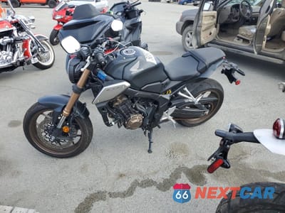 Trzecie zdjęcie samochodu z tyłu: 2021 HONDA CB650 RA VIN:MLHRH0250M5200245 - miniatura