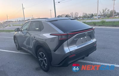 Trzecie zdjęcie samochodu z tyłu: 2024 TOYOTA BZ4X XLE VIN:JTMABACA3RA063724 - miniatura
