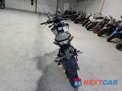 Czwarte zdjęcie samochodu z boku: 2021 KTM 390 DUKE VIN:MD2JPJ407MC256912 - miniatura