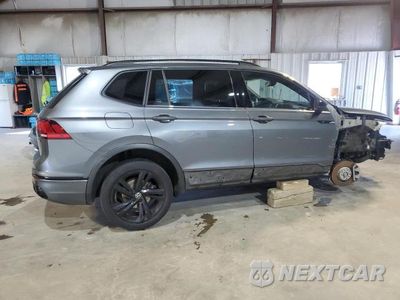 Trzecie zdjęcie samochodu z tyłu: 2023 VOLKSWAGEN TIGUAN SE R-LINE BLACK VIN:3VV8B7AX0PM002874 - miniatura