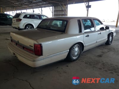 Trzecie zdjęcie samochodu z tyłu: 1996 LINCOLN TOWN CAR CARTIER VIN:1LNLM83W7TY640188 - miniatura