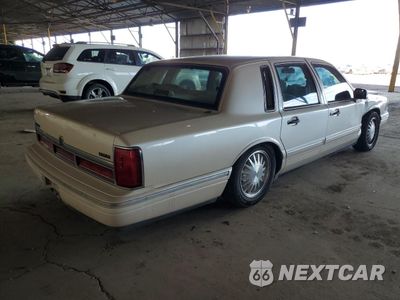 Trzecie zdjęcie samochodu z tyłu: 1996 LINCOLN TOWN CAR CARTIER VIN:1LNLM83W7TY640188 - miniatura