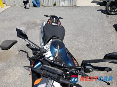 Piąte zdjęcie samochodu w środku: 2023 KTM 890 DUKE R VIN:VBKTU9402PM848804 - miniatura