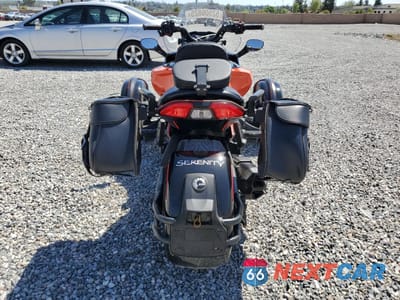 Czwarte zdjęcie samochodu z boku: 2015 CAN-AM SPYDER ROADSTER F3 VIN:2BXRDDD26FV003957 - miniatura