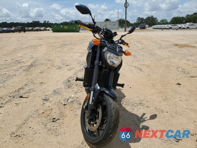 Drugie zdjęcie samochodu z przodu: 2016 YAMAHA FZ09 C VIN:JYARN33Y3GA002434 - miniatura