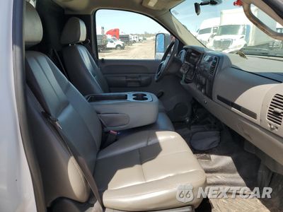 Zdjęcie 10 z 13 samochodu: 2007 CHEVROLET SILVERADO K3500 VIN:1GBJK34K37E560527 - miniatura
