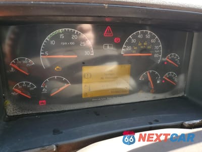 Zdjęcie 8 z 10 samochodu: 2013 VOLVO VN VNL VIN:4V4NC9TH2DN567438 - miniatura