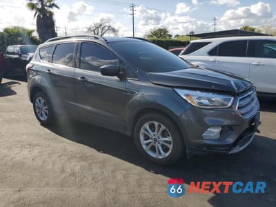 Czwarte zdjęcie samochodu z boku: 2018 FORD ESCAPE SE VIN:1FMCU0GD1JUC36933 - miniatura