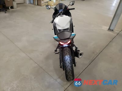 Czwarte zdjęcie samochodu z boku: 2024 YAMAHA YZFR3 A VIN:MH3RH18Y3RK013893 - miniatura