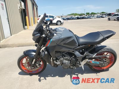 Trzecie zdjęcie samochodu z tyłu: 2021 YAMAHA MT09 VIN:JYARN71E0MA000782 - miniatura