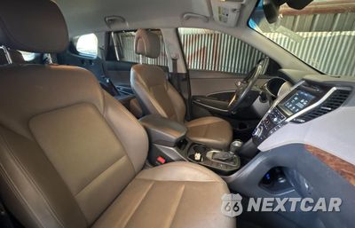 Piąte zdjęcie samochodu w środku: 2017 HYUNDAI SANTA FE SE VIN:KM8SN4HF2HU228043 - miniatura