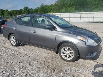 Czwarte zdjęcie samochodu z boku: 2019 NISSAN VERSA S VIN:3N1CN7AP5KL829397 - miniatura