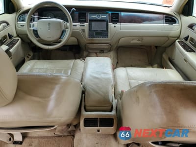 Zdjęcie 8 z 12 samochodu: 2006 LINCOLN TOWN CAR SIGNATURE VIN:1LNHM81W36Y605340 - miniatura