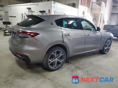 Trzecie zdjęcie samochodu z tyłu: 2022 MASERATI LEVANTE MODENA VIN:ZN661YUM6NX390571 - miniatura