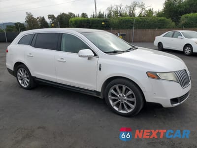 Czwarte zdjęcie samochodu z boku: 2011 LINCOLN MKT VIN:2LMHJ5AT1BBJ50674 - miniatura