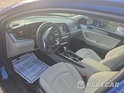 Piąte zdjęcie samochodu w środku: 2018 HYUNDAI SONATA SE VIN:5NPE24AF3JH625250 - miniatura