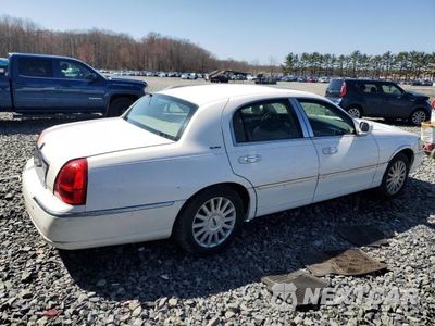 Trzecie zdjęcie samochodu z tyłu: 2003 LINCOLN TOWN CAR SIGNATURE VIN:1LNHM82WX3Y616247 - miniatura