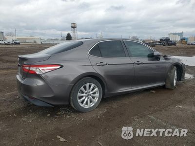 Trzecie zdjęcie samochodu z tyłu: 2018 TOYOTA CAMRY L VIN:4T1B11HK9JU032937 - miniatura