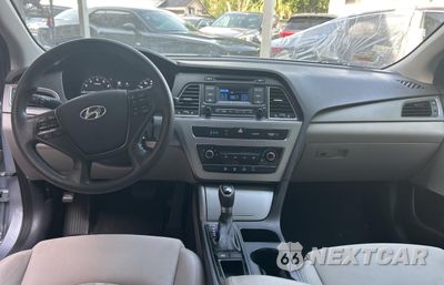 Czwarte zdjęcie samochodu z boku: 2015 HYUNDAI SONATA SE VIN:5NPE24AF5FH009301 - miniatura