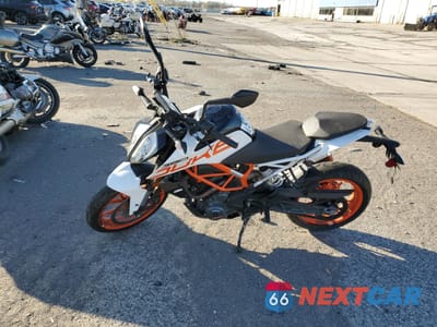 Trzecie zdjęcie samochodu z tyłu: 2020 KTM 390 DUKE VIN:MD2JPJ403LC268974 - miniatura