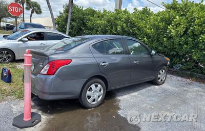 Czwarte zdjęcie samochodu z boku: 2019 NISSAN VERSA S VIN:3N1CN7AP8KL825716 - miniatura