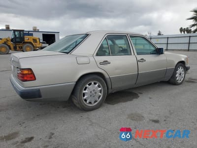 Trzecie zdjęcie samochodu z tyłu: 1993 MERCEDES-BENZ 300 E VIN:WDBEA32E4PB977085 - miniatura