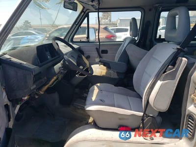 Zdjęcie 7 z 13 samochodu: 1987 VOLKSWAGEN VANAGON BUS VIN:WV2YB0254HH068306 - miniatura