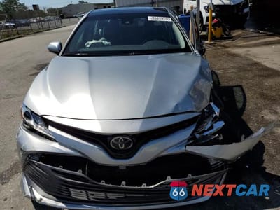 Piąte zdjęcie samochodu w środku: 2018 TOYOTA CAMRY XLE VIN:4T1B11HKXJU061749 - miniatura