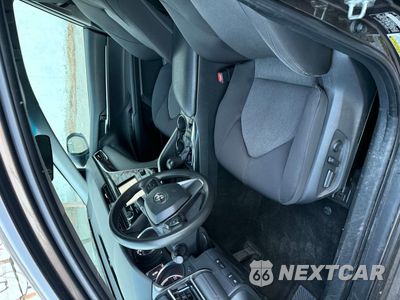 Piąte zdjęcie samochodu w środku: 2018 TOYOTA CAMRY LE VIN:4T1B31HKXJU002551 - miniatura