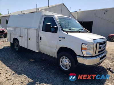 Czwarte zdjęcie samochodu z boku: 2017 FORD ECONOLINE E350 SUPER DUTY CUTAWAY VAN VIN:1FDWE3F69HDC54864 - miniatura