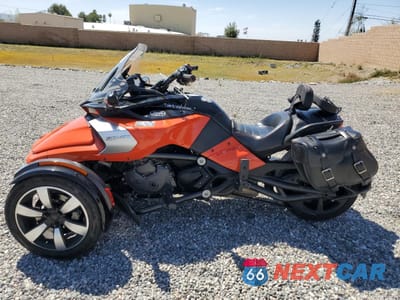 Trzecie zdjęcie samochodu z tyłu: 2015 CAN-AM SPYDER ROADSTER F3 VIN:2BXRDDD26FV003957 - miniatura