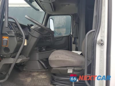 Piąte zdjęcie samochodu w środku: 2021 VOLVO VNL SEMI TRUCK VIN:4V4NC9EH6MN281346 - miniatura