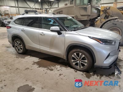 Czwarte zdjęcie samochodu z boku: 2021 TOYOTA HIGHLANDER XLE VIN:5TDGZRBH3MS069554 - miniatura