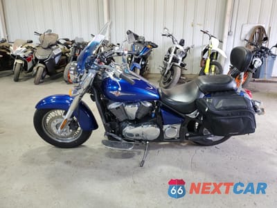 Trzecie zdjęcie samochodu z tyłu: 2010 KAWASAKI VN900 B VIN:JKAVN2B14AA057459 - miniatura
