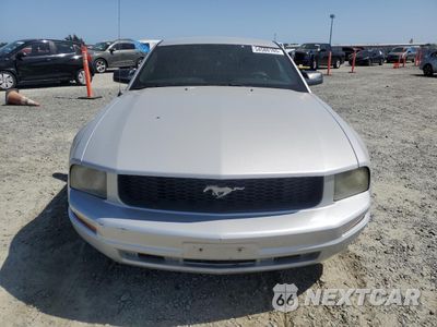 Piąte zdjęcie samochodu w środku: 2005 FORD MUSTANG VIN:1ZVFT80N355158013 - miniatura