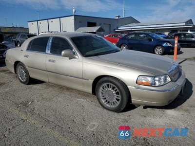 Czwarte zdjęcie samochodu z boku: 2010 LINCOLN TOWN CAR SIGNATURE LIMITED VIN:2LNBL8CV2AX752075 - miniatura