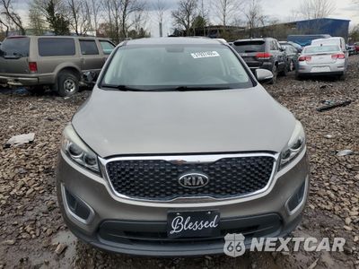 Piąte zdjęcie samochodu w środku: 2017 KIA SORENTO LX VIN:5XYPG4A34HG246839 - miniatura
