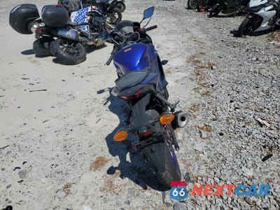 Czwarte zdjęcie samochodu z boku: 2023 YAMAHA YZFR3 A VIN:MH3RH18Y5PK013651 - miniatura