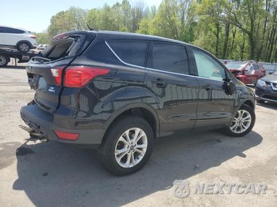 Trzecie zdjęcie samochodu z tyłu: 2019 FORD ESCAPE SE VIN:1FMCU9GD1KUB24509 - miniatura