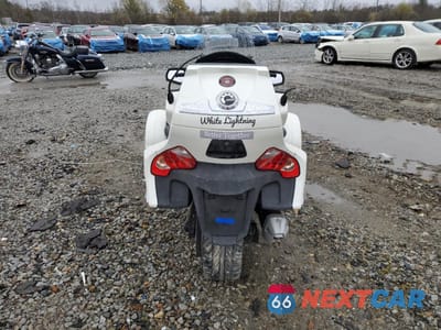 Czwarte zdjęcie samochodu z boku: 2011 CAN-AM SPYDER ROADSTER RT-LTD VIN:2BXJBDC13BV001878 - miniatura