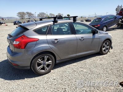Trzecie zdjęcie samochodu z tyłu: 2014 FORD FOCUS SE VIN:1FADP3K21EL276549 - miniatura
