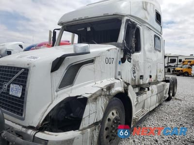 Zdjęcie 9 z 10 samochodu: 2016 VOLVO VNL SEMI TRUCK VIN:4V4NC9EH3GN950614 - miniatura