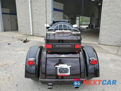 Czwarte zdjęcie samochodu z boku: 2011 HARLEY-DAVIDSON FLHTCUTG VIN:1HD1MAM15BB853484 - miniatura