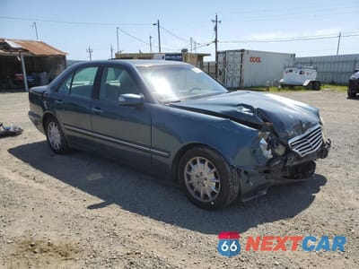 Czwarte zdjęcie samochodu z boku: 2000 MERCEDES-BENZ E 320 VIN:WDBJF65J1YB151080 - miniatura