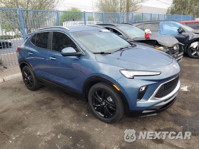 Czwarte zdjęcie samochodu z boku: 2024 BUICK ENCORE GX SPORT TOURING VIN:KL4AMDSL8RB002243 - miniatura