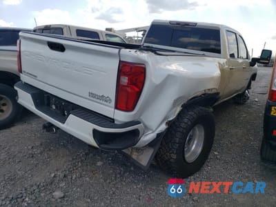 Trzecie zdjęcie samochodu z tyłu: 2021 CHEVROLET SILVERADO K3500 HIGH COUNTRY VIN:1GC4YVEY2MF214299 - miniatura