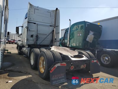 Trzecie zdjęcie samochodu z tyłu: 2013 VOLVO VN VNL VIN:4V4NC9TH2DN567438 - miniatura