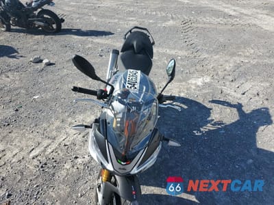 Piąte zdjęcie samochodu w środku: 2023 APRILIA TUONO V4 1100 VIN:ZD4KZUA05PS000678 - miniatura