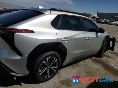 Trzecie zdjęcie samochodu z tyłu: 2024 TOYOTA BZ4X XLE VIN:JTMABACASRA056625 - miniatura